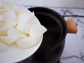 8、排骨萝卜汤,等炖煮时间剩下20分钟时加入白萝卜