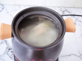 9、排骨萝卜汤,盖上锅盖，坐等汤煲好