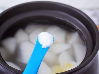 11、排骨萝卜汤,加入盐调味。拌匀即可享受美味的汤了