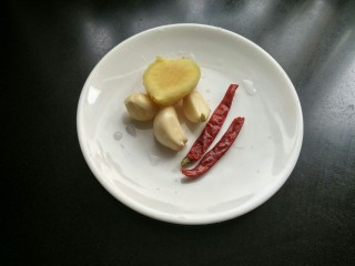4、孜然香菇,准备好生姜,大蒜,辣椒,并洗净。