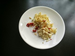 5、孜然香菇,将生姜,大蒜,辣椒切碎。