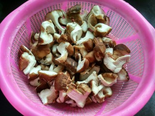6、孜然香菇,将香菇洗净并挤干水分。