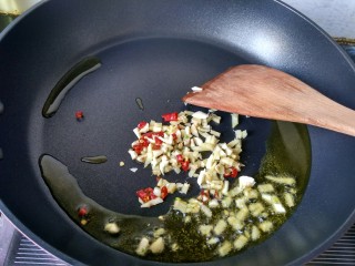 8、孜然香菇,将生姜,大蒜,辣椒爆香。