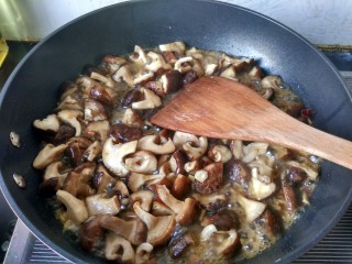 12、孜然香菇,香菇焖出汁,大火翻炒。