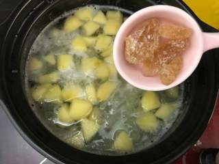 5、银耳苹果红枣羹,加入适量黄冰糖。