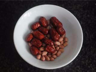 4、银耳南瓜补血汤,红枣和花生米洗干净