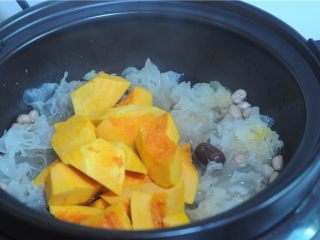 8、银耳南瓜补血汤,最后放南瓜，