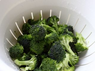 1、牛排,西兰花洗净，分割小块备用