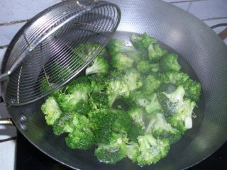 2、牛排,水放入锅中烧开，加入西兰花烫熟，捞出备用。