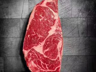 3、牛排,腌制好的牛排解冻备用。