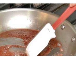 4、牛排,红酒收乾。刮刀搅拌。