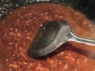 6、牛排,在加入布朗沙司后，煮约5-6分钟，剩下的牛油软化撞入即可。