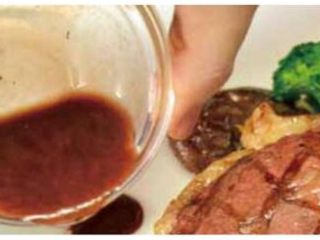 7、牛排,摆盘，倒入胡椒汁即可。