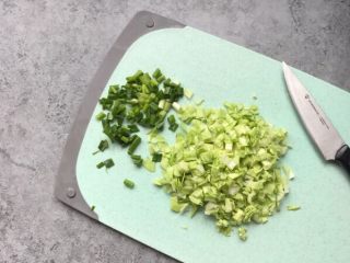 2、酱油炒饭,包菜、葱分别切碎