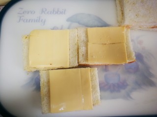 4、三明治～快手早餐,摆上芝士片