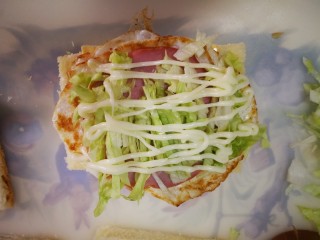 6、三明治～快手早餐,依次放上荷包蛋，火腿，蔬菜，沙拉盖上面包片