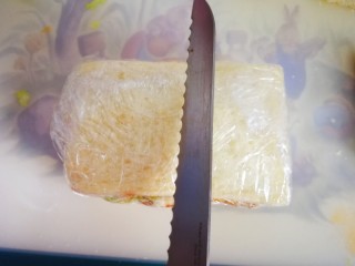 8、三明治～快手早餐,拿锯齿刀切开。