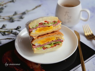 9、三明治～快手早餐,来杯牛奶，一顿美味又营养的早餐做好了。