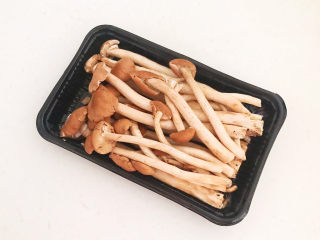 1、茶树菇排骨汤,非常新鲜的茶树菇