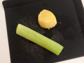 5、茶树菇排骨汤,大葱，鲜姜削皮，