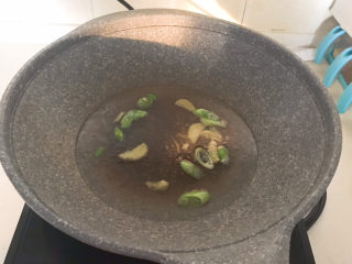 9、茶树菇排骨汤,加入冷水烧开