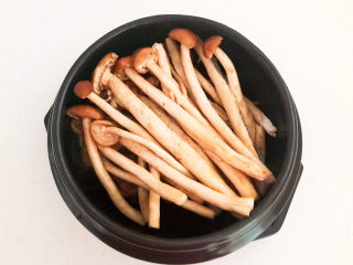 11、茶树菇排骨汤,加入茶树菇