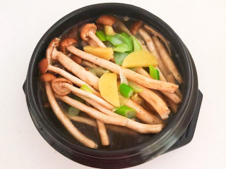 13、茶树菇排骨汤,汤汁与食材持平即可