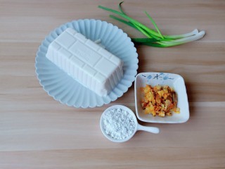 1、鸡蛋豆腐羹,准备蟹黄，豆腐，番薯粉，小葱。