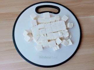 2、鸡蛋豆腐羹,豆腐对半切开，再切小块。