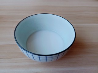 3、鸡蛋豆腐羹,番薯粉加少许的清水搅拌开来。
