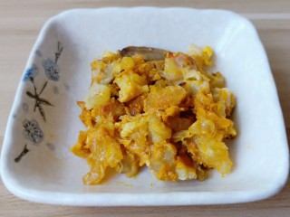 4、鸡蛋豆腐羹,蟹黄都是毛蟹上剔除下来的。