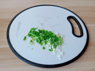 5、鸡蛋豆腐羹,小葱清洗好再切成丁。