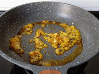 6、鸡蛋豆腐羹,锅里加少许的菜籽油，油微热加入蟹黄炒香。