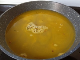 7、鸡蛋豆腐羹,加入适量的清水。