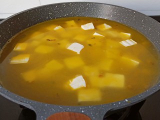 8、鸡蛋豆腐羹,加入豆腐块。