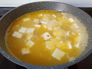 9、鸡蛋豆腐羹,开大火煮开，煮至10分钟。