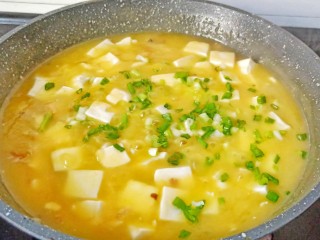 11、鸡蛋豆腐羹,加盐调味，撒点香葱提香。