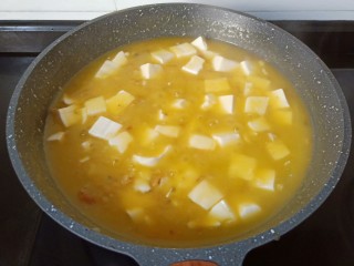 10、鸡蛋豆腐羹,一边加淀粉水一边搅拌均匀。