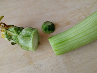 4、丝瓜花蛤汤,切掉两头。