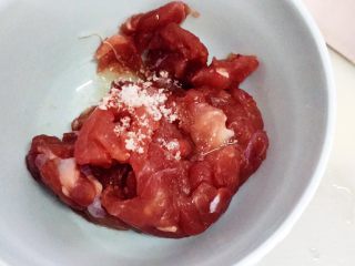 7、苹果滋养汤,肉放2g油,1g盐搅拌均匀,腌制一下