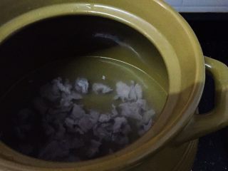 11、苹果滋养汤,先放入肉片,中火滚5分钟,让肉出味