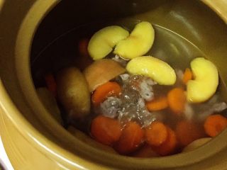 14、苹果滋养汤,加入2g盐继续滚1分钟