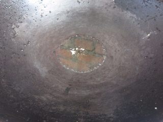 6、鲫鱼豆腐汤,热锅下油。