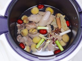 13、板栗炖土鸡汤,所有的食材都放入后。