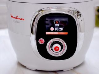 14、板栗炖土鸡汤,盖上电压力锅的锅盖，定时20分钟即可。