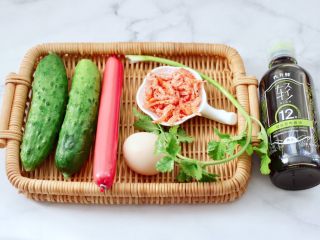 1、黄瓜火腿磷虾鸡蛋汤,首先备齐所有的食材。