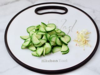 2、黄瓜火腿磷虾鸡蛋汤,黄瓜洗净去蒂切薄片,葱姜切碎。