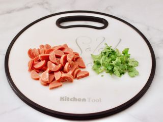 3、黄瓜火腿磷虾鸡蛋汤,火腿肠去外皮后切薄片,香菜切碎。