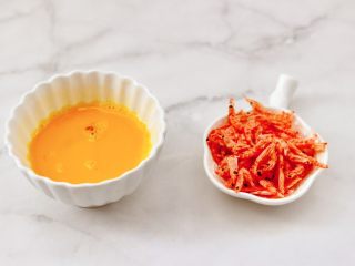 4、黄瓜火腿磷虾鸡蛋汤,把鸡蛋打散,磷虾皮洗净。