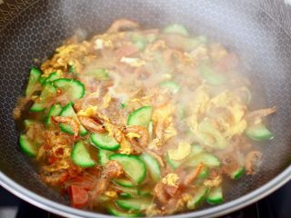 11、黄瓜火腿磷虾鸡蛋汤,倒入打散的鸡蛋液煮成蛋花状。